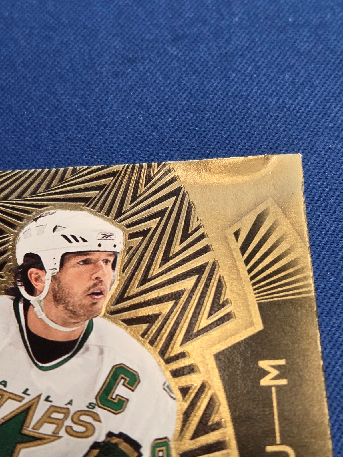 Mike Modano 18/25 #AS-MM Artifacts Aurum Auto (Damaged)