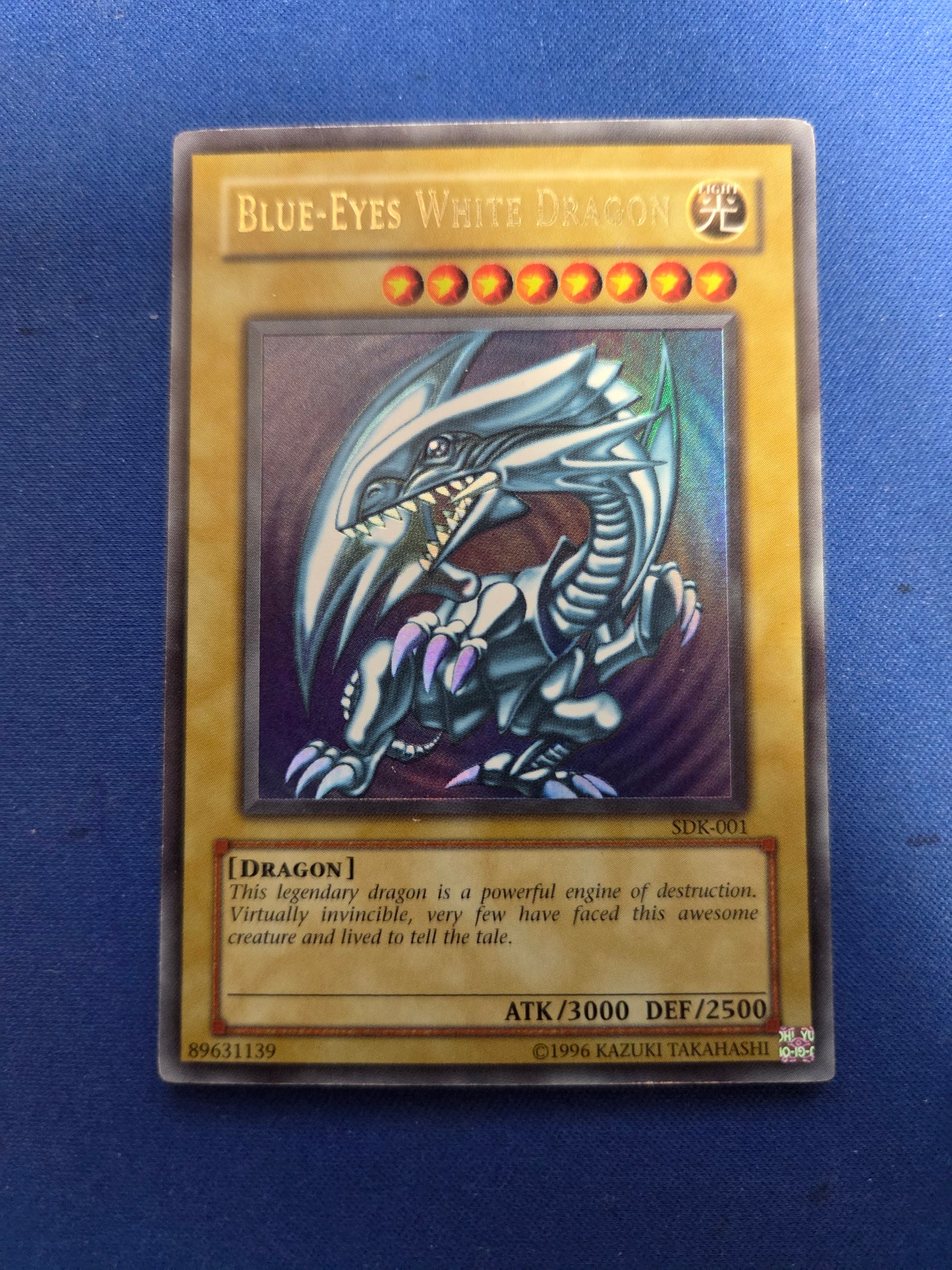 Lightly Played Blue-Eyes White dragon #SDK-001 Unlimited (Cabinet-MP)